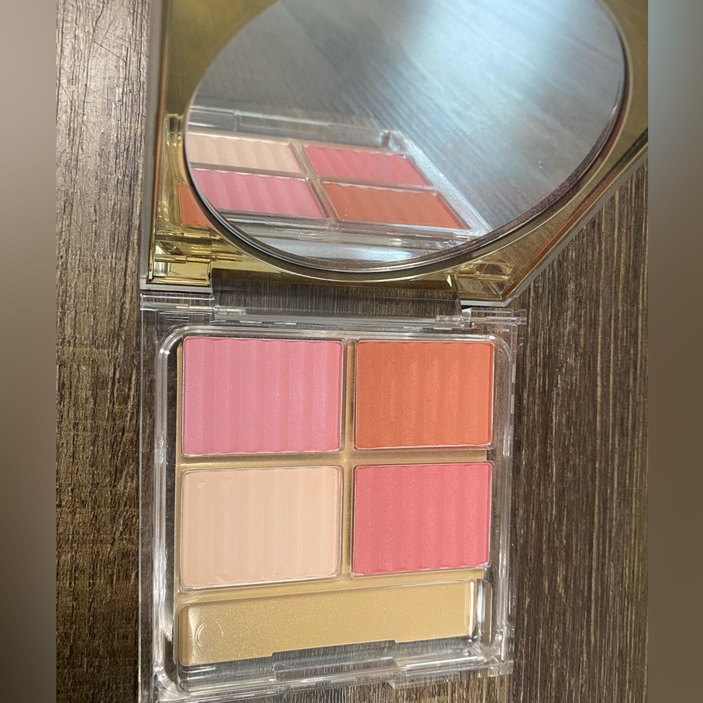 Estee Lauder Blush‎ Palette with Pink and Gold Hues